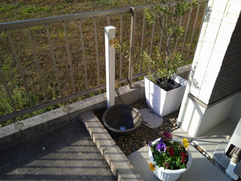 【立水栓　水鉢】　使いにくかった散水栓を立水栓へ取り替え、水鉢を設置しました。ゴールドの蛇口がおしゃれです(^^)